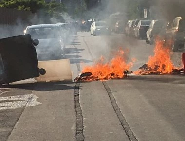 Τελικός Κυπέλλου: Η ένταση συνεχίζεται - Οπαδοί της ΑΕΚ έκαψαν αυτοκίνητο λίγα μέτρα από το ΟΑΚΑ